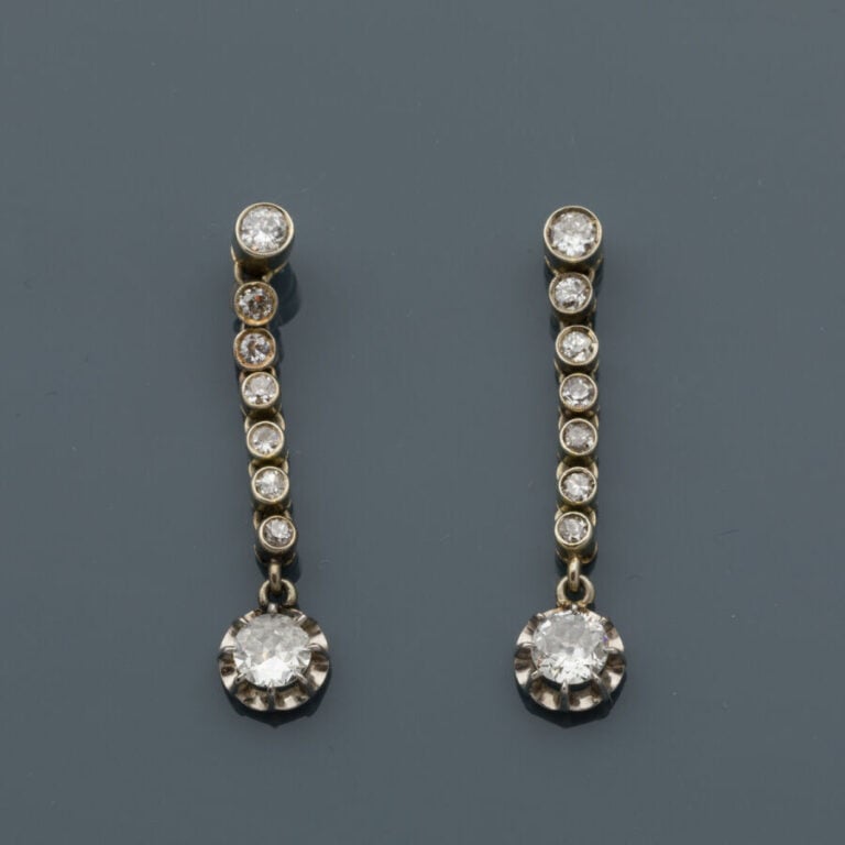 Paire de PENDANTS d'OREILLES en platine (min. 800‰) et or gris (750‰) serti d'u…