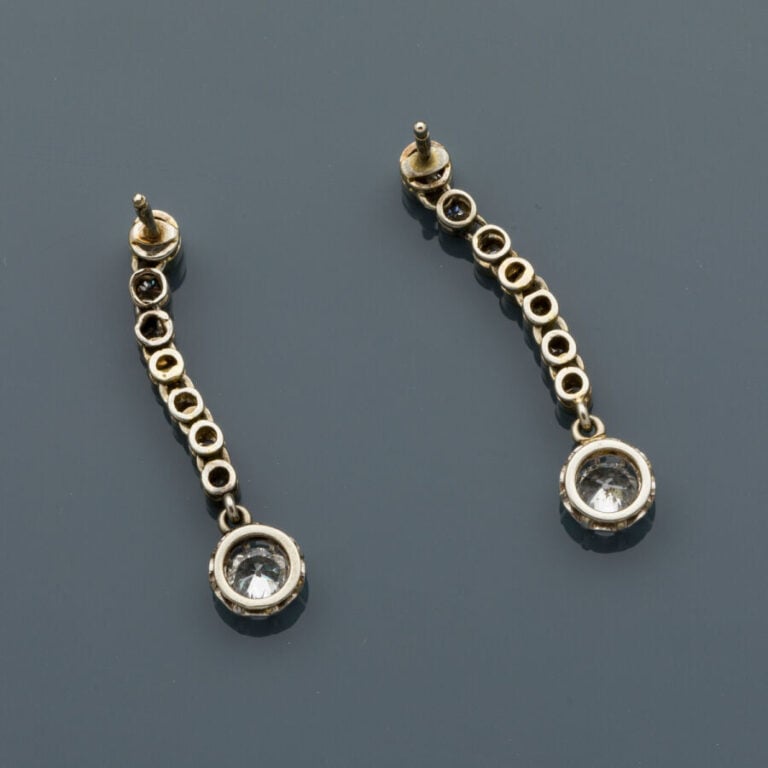 Paire de PENDANTS d'OREILLES en platine (min. 800‰) et or gris (750‰) serti d'u…