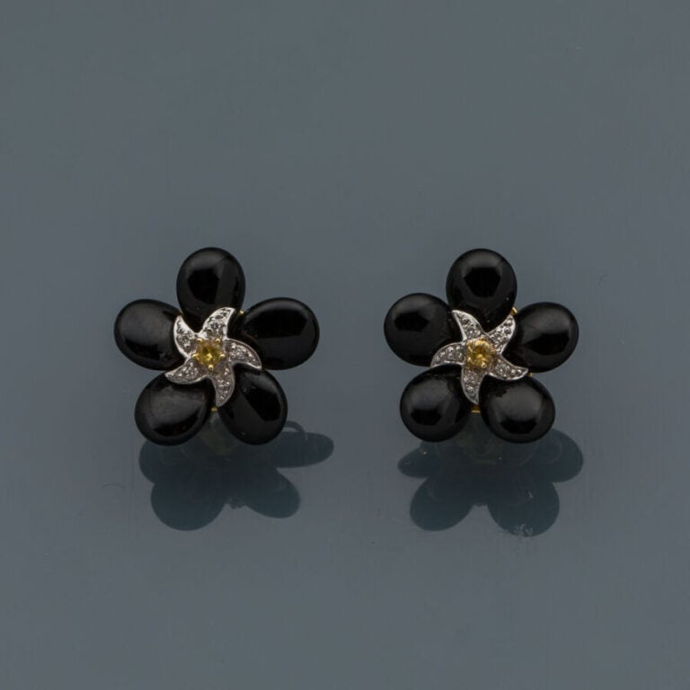 Paire de PENDANTS d'OREILLES "fleurs" en or jaune (750‰), le pistil serti de di…