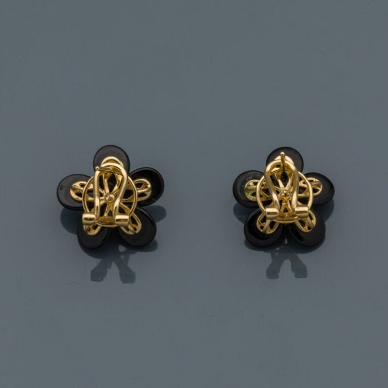 Paire de PENDANTS d'OREILLES "fleurs" en or jaune (750‰), le pistil serti de di…