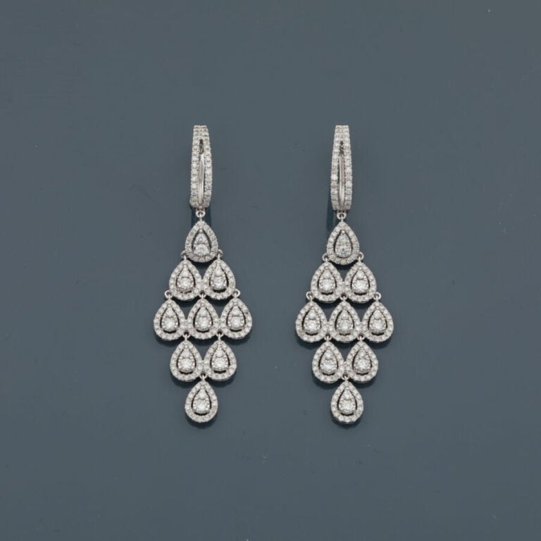 Paire de PENDANTS d'OREILLES "gouttes" en or gris (750‰) articulé, et ajouré se…