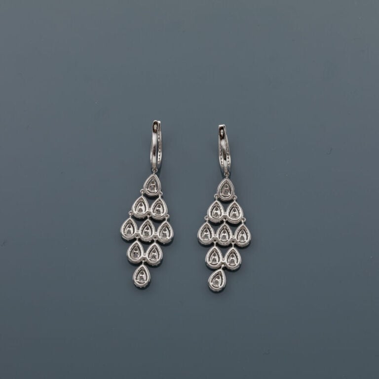 Paire de PENDANTS d'OREILLES "gouttes" en or gris (750‰) articulé, et ajouré se…