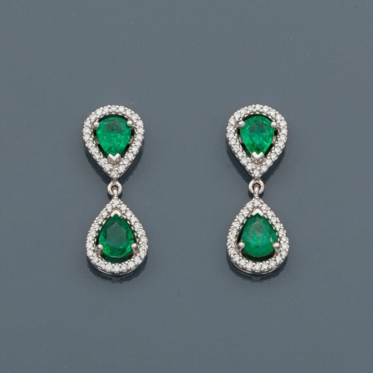 Paire de PENDANTS d'OREILLES "gouttes" en or gris (750‰) chacun serti de deux é…