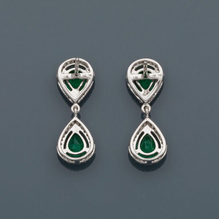Paire de PENDANTS d'OREILLES "gouttes" en or gris (750‰) chacun serti de deux é…