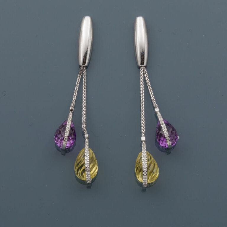 Paire de PENDANTS d'OREILLES "gouttes" en or gris (750‰) composé de chaînettes…