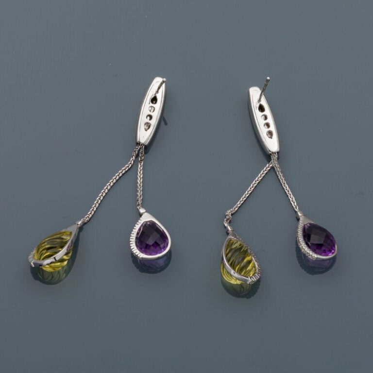 Paire de PENDANTS d'OREILLES "gouttes" en or gris (750‰) composé de chaînettes…