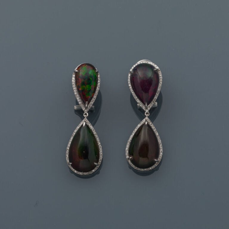 Paire de PENDANTS d'OREILLES "gouttes" en or gris (750‰) serti d'opales noires…