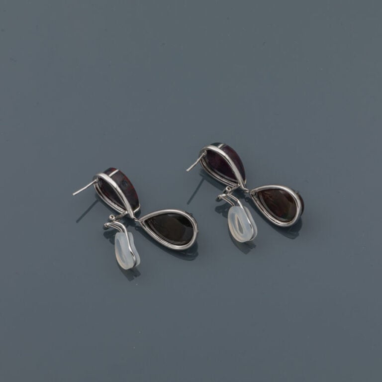 Paire de PENDANTS d'OREILLES "gouttes" en or gris (750‰) serti d'opales noires…