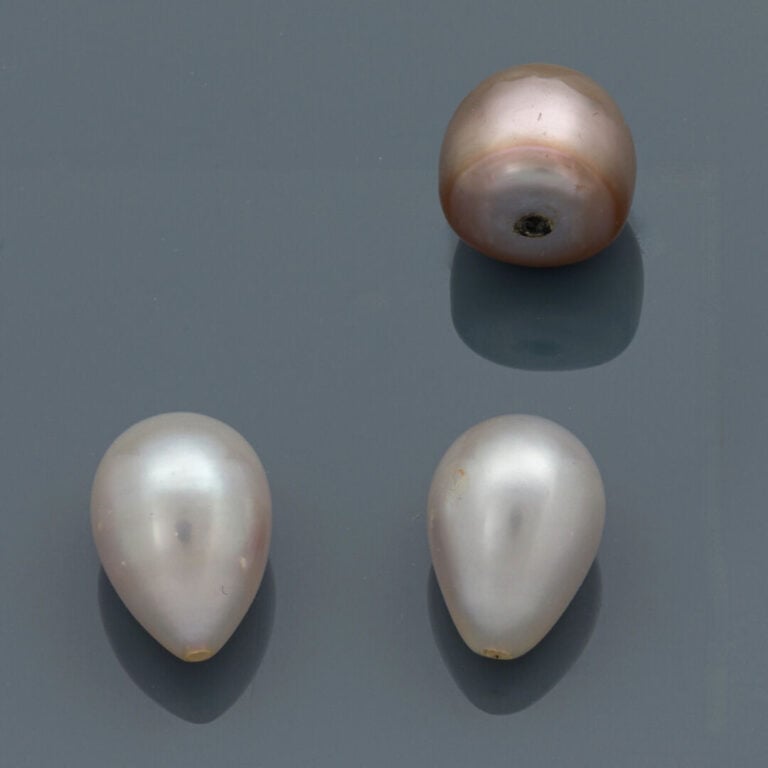 PAIRE de PERLES FINES, de forme goutte. - Chacune accompagnée d'un rapport d'an…