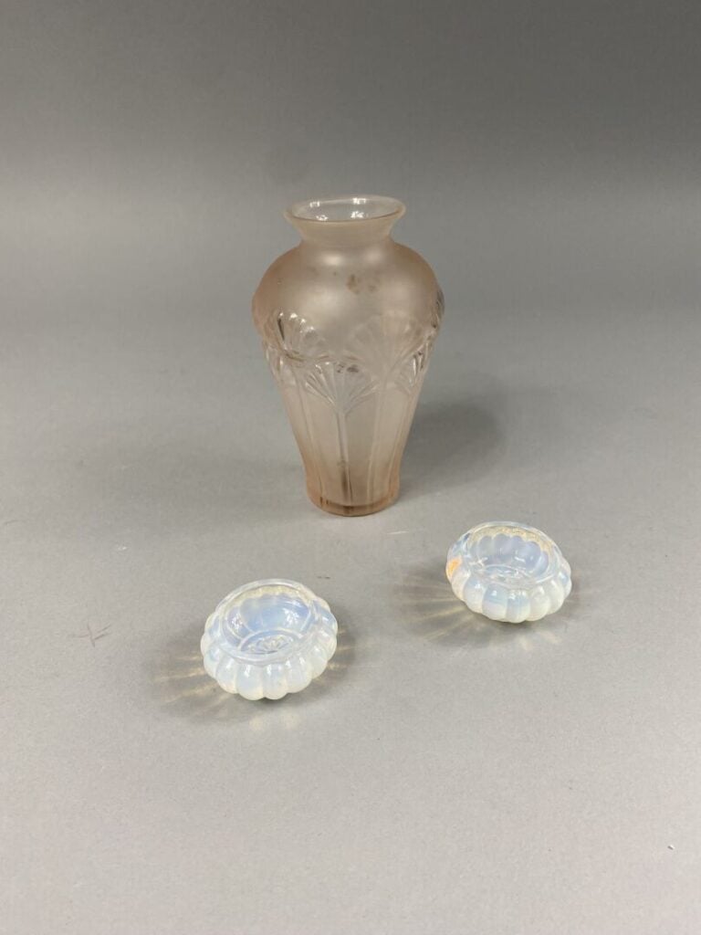 Paire de salerons en verre opalin - H : 3 cm - On joint un petit vase en verre…