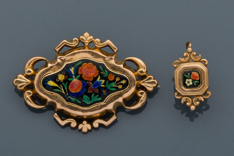 Partie de PARURE en or jaune (750‰) ajouré de volutes, centré d'émail polychrom…
