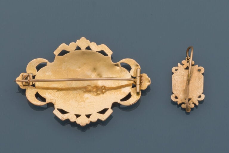 Partie de PARURE en or jaune (750‰) ajouré de volutes, centré d'émail polychrom…