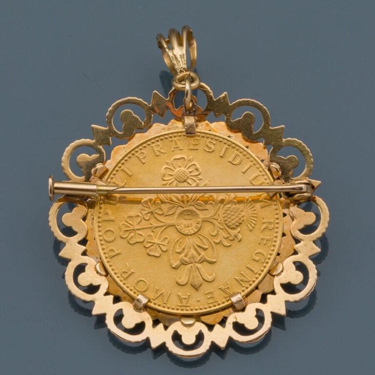 PENDENTIF - BROCHE circulaire en or jaune (750‰) ajouré, orné d'une médaille co…