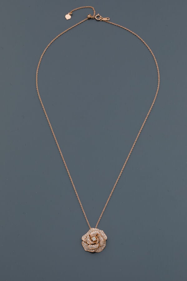 PENDENTIF "Camélia" et sa chaînette en or rose (750‰) serti de diamants taille…