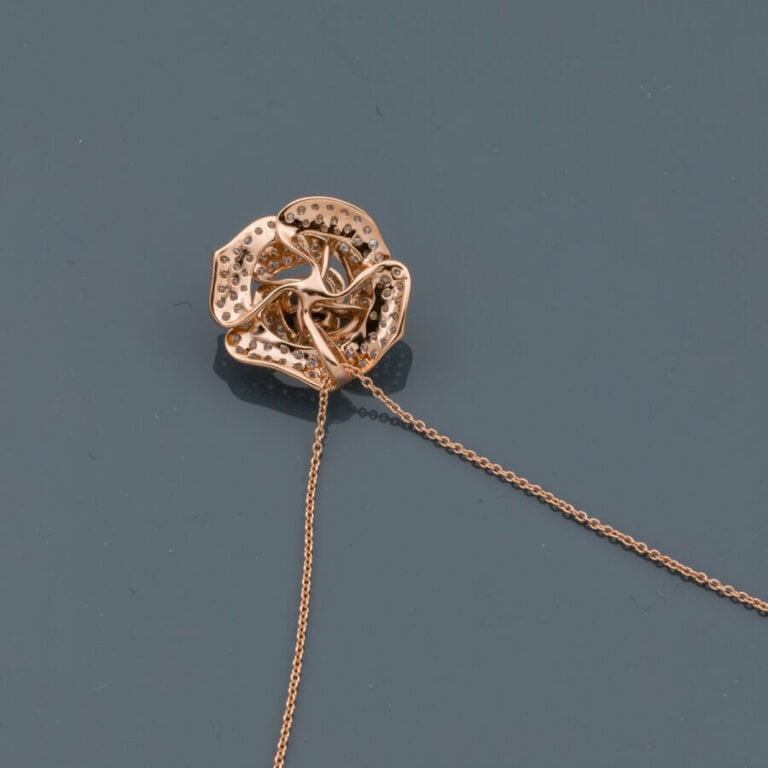 PENDENTIF "Camélia" et sa chaînette en or rose (750‰) serti de diamants taille…