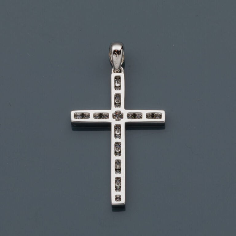 PENDENTIF « croix » en or gris (750‰) serti d'alignements de diamants taille br…