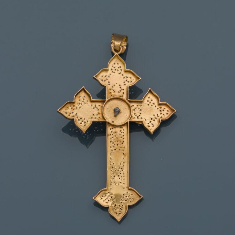 PENDENTIF "croix" en or jaune (750‰) repercé et ciselé de volutes et feuilles d…