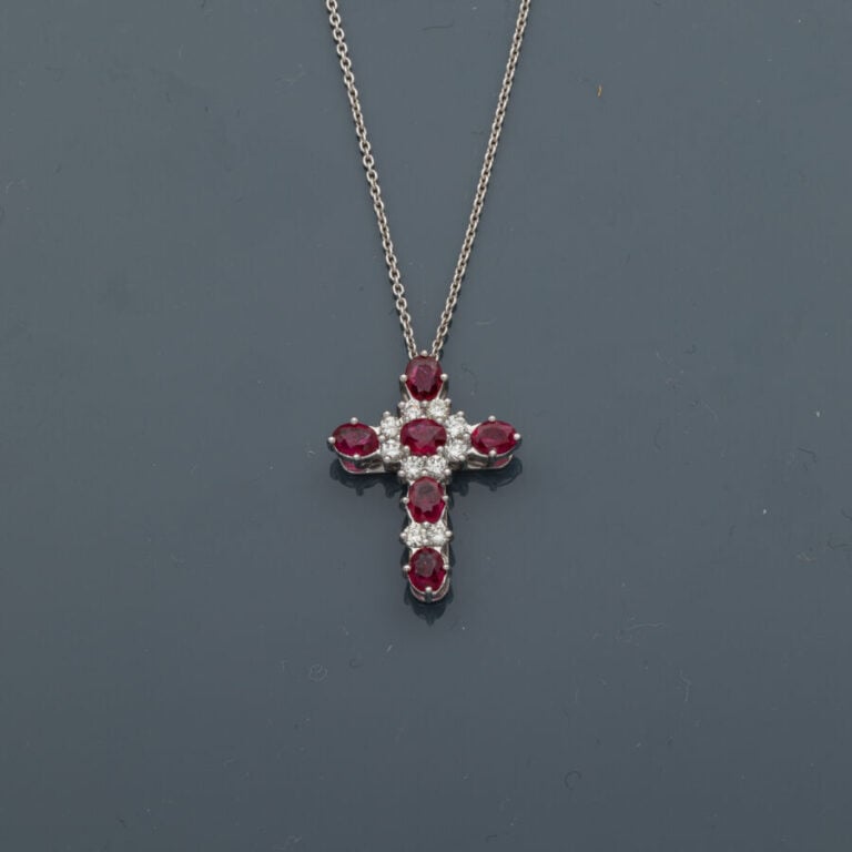 PENDENTIF "croix" et sa chaînette en or gris (750‰) serti de diamants taille br…