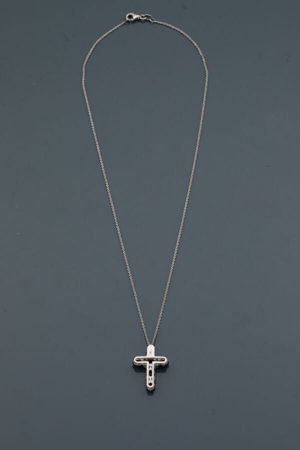 PENDENTIF "croix" et sa chaînette en or gris (750‰) serti de diamants taille br…
