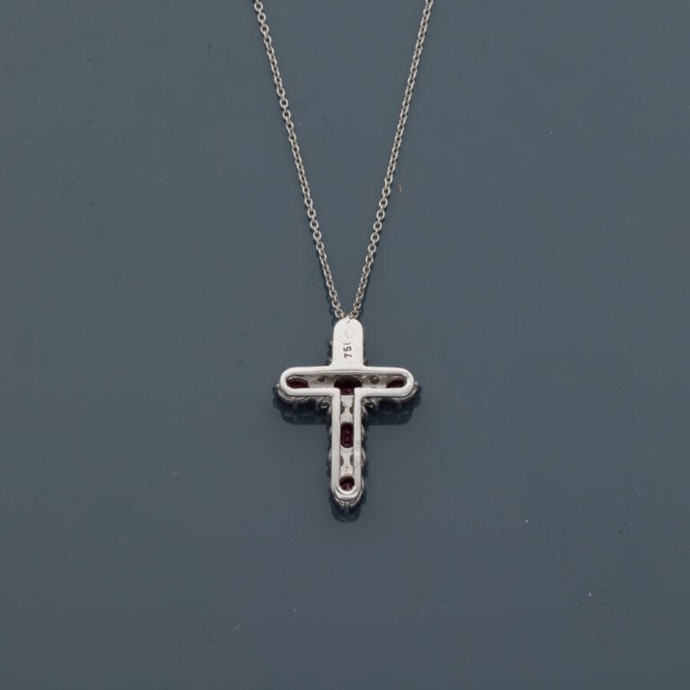 PENDENTIF "croix" et sa chaînette en or gris (750‰) serti de diamants taille br…