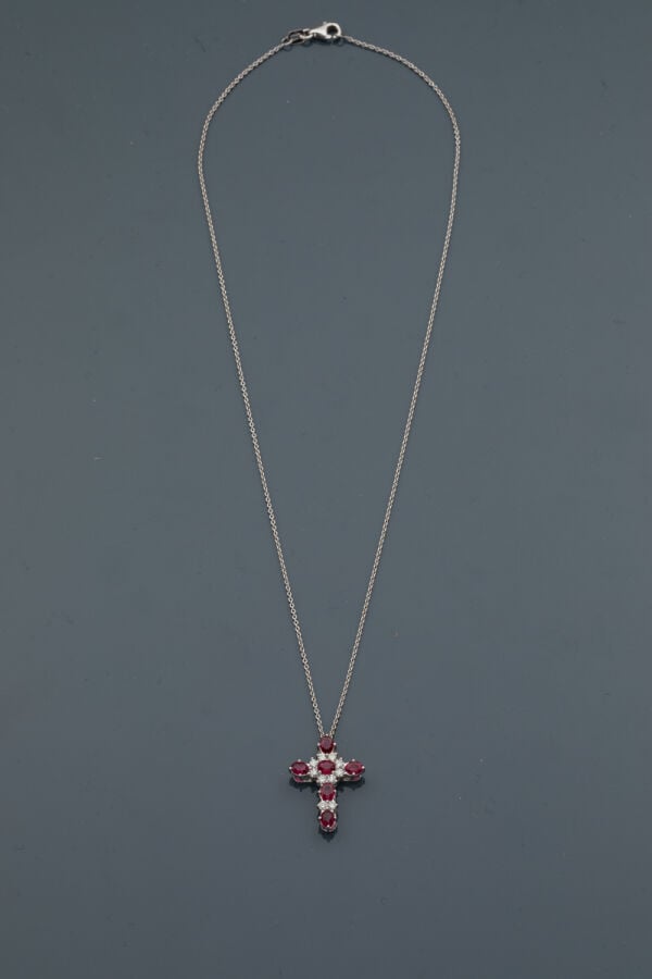 PENDENTIF "croix" et sa chaînette en or gris (750‰) serti de diamants taille br…