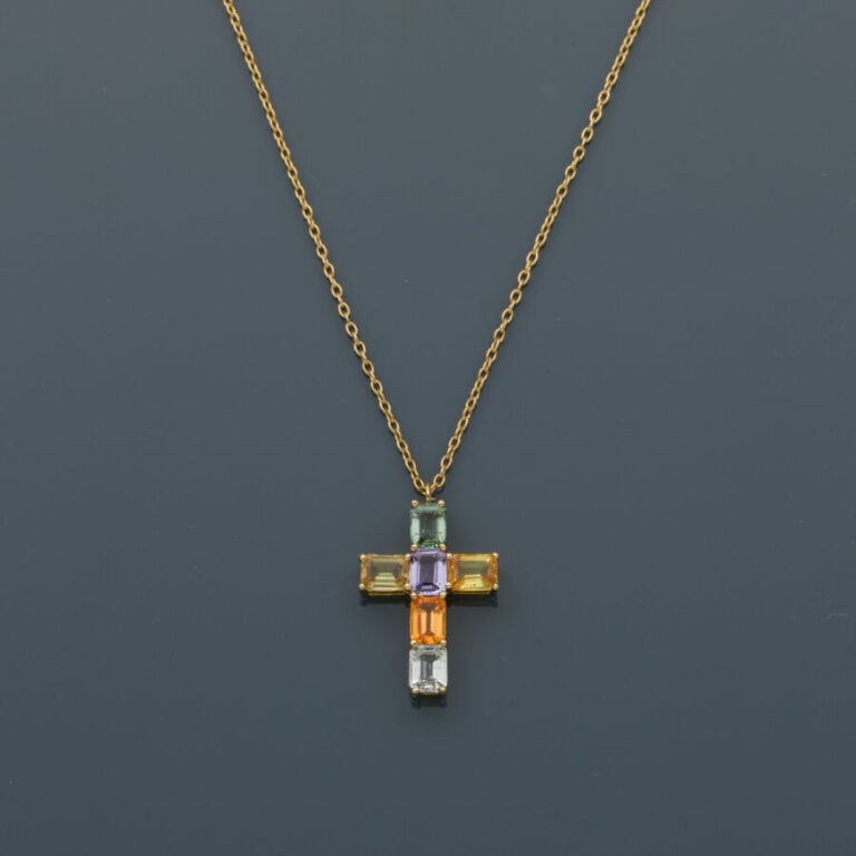 PENDENTIF "croix" et sa fine chaînette en or jaune (750‰) serti de pierres préc…