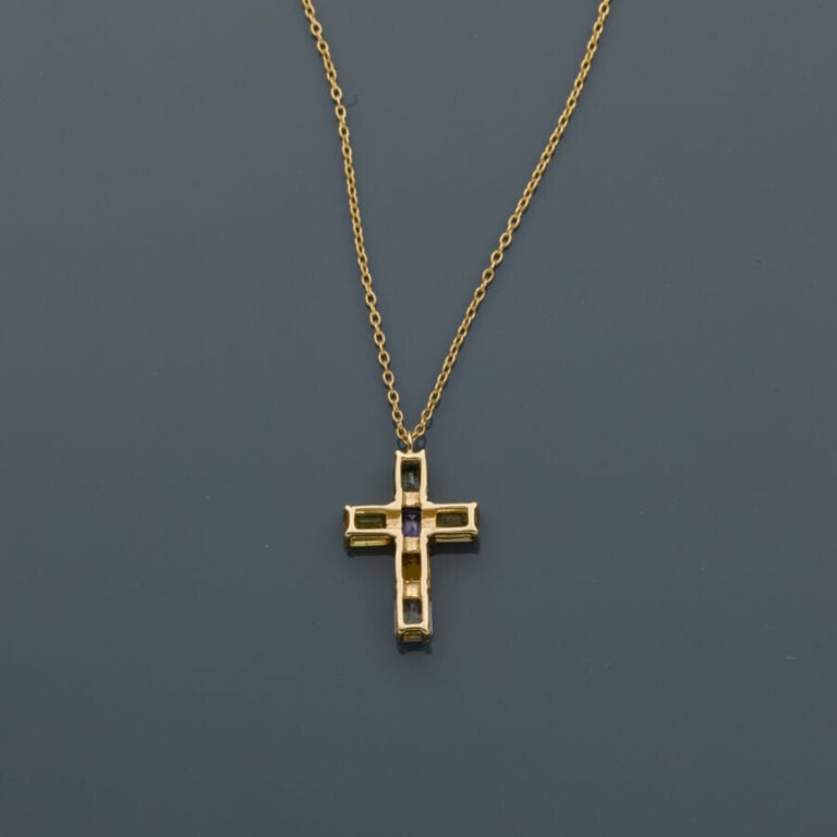 PENDENTIF "croix" et sa fine chaînette en or jaune (750‰) serti de pierres préc…