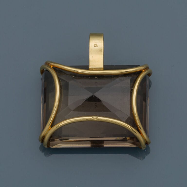 PENDENTIF en or jaune (750‰) orné d'un important quartz fumé rectangulaire tail…