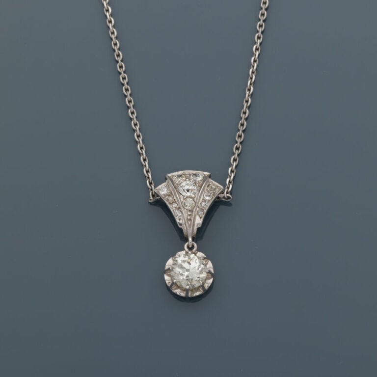 PENDENTIF en platine (min. 800‰) et sa chaînette en or gris (750‰)serti d'un di…