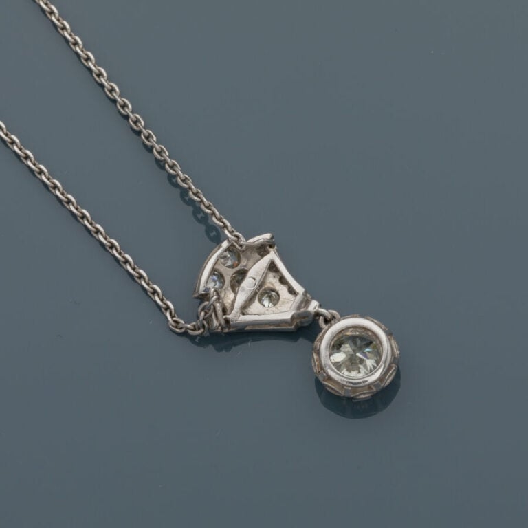PENDENTIF en platine (min. 800‰) et sa chaînette en or gris (750‰)serti d'un di…