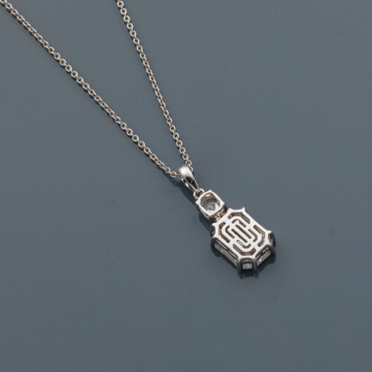 PENDENTIF et sa chaînette en or gris (750‰) composé de diamants taillés à degré…