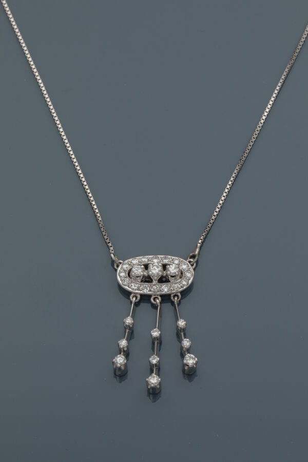 PENDENTIF et sa chaînette en or gris (750‰). Motif central ovale ajouré serti d…