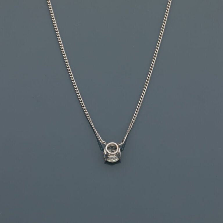 PENDENTIF et sa chaînette en or gris (750‰) serti d'un diamant taille ancienne.…