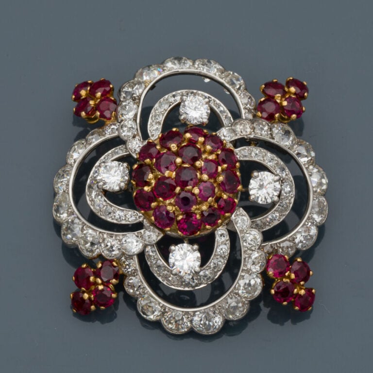 PENDENTIF "fleur" polylobé en platine (min. 800‰) et or jaune (750%) ajouré, se…