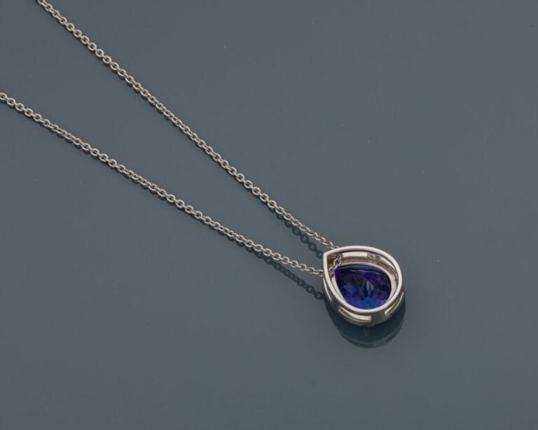PENDENTIF "goutte" et sa chaînette en or gris (750‰‰) serti d'une tanzanite tai…