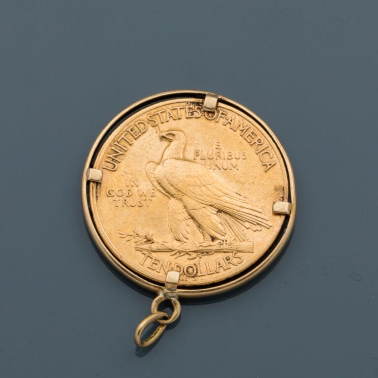PENDENTIF "pièce" en or jaune (585‰) 14 carats, retenant une pièce de 10 dollar…