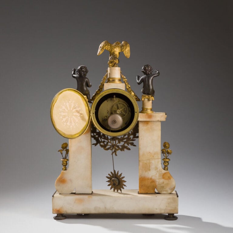Pendule dite « portique » en bronze ciselé et doré ou patiné et marbre blanc.Le…