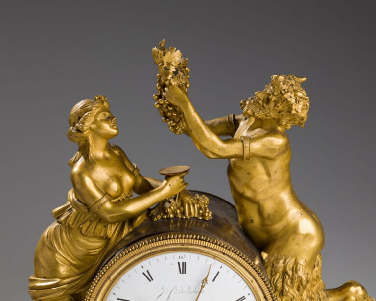 Pendule en bronze finement ciselée et dorée ou patinée. - Le recouvrement repré…