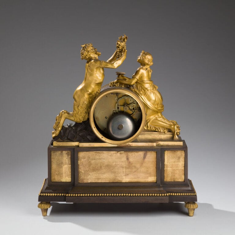 Pendule en bronze finement ciselée et dorée ou patinée. - Le recouvrement repré…
