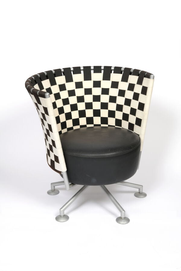 Peter MALY (né en 1936) pour COR - Paire de fauteuils de cirque pivotants en mé…