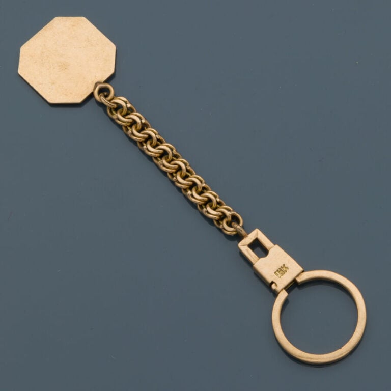 PORTE-CLEF en or jaune (585‰) 14 carats, retenant une plaque octogonale non gra…
