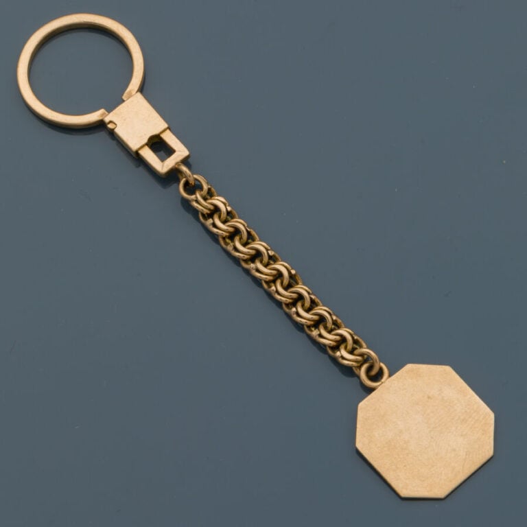 PORTE-CLEF en or jaune (585‰) 14 carats, retenant une plaque octogonale non gra…
