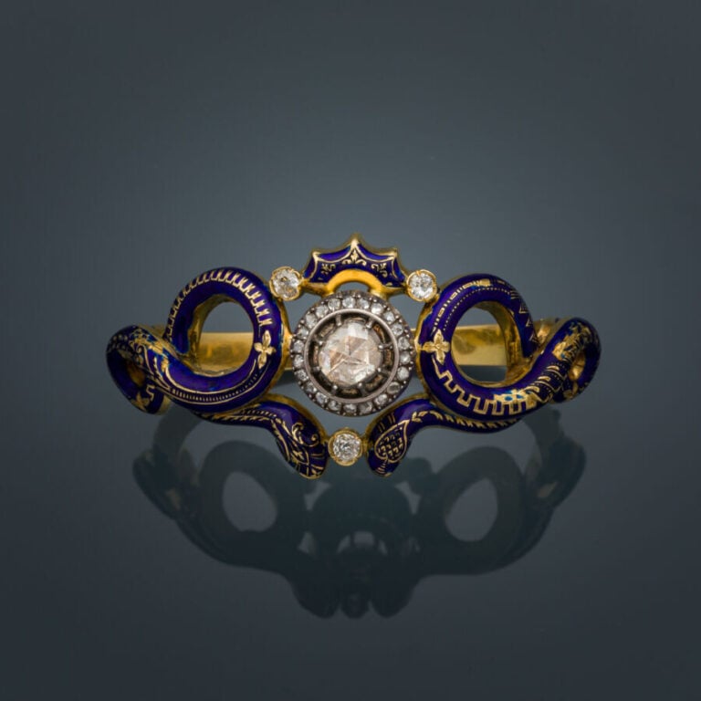 Rare BRACELET "serpents" rigide ouvrant en or jaune (750‰) ajouré, orné d'émail…