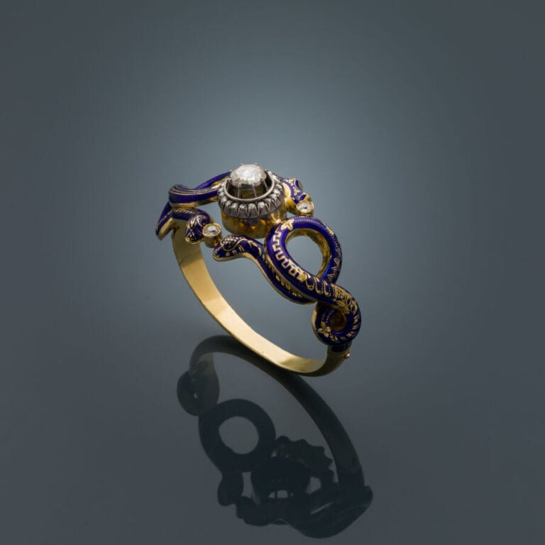 Rare BRACELET "serpents" rigide ouvrant en or jaune (750‰) ajouré, orné d'émail…
