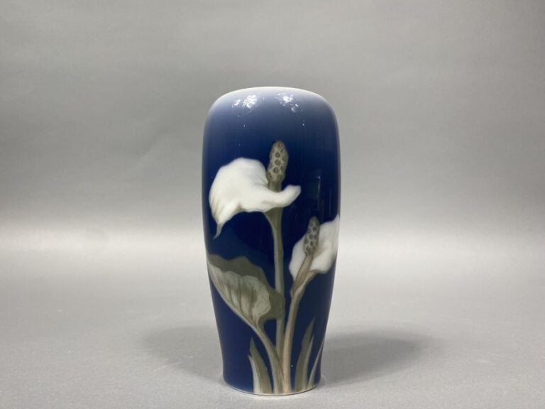 ROYAL COPENHAGUE - Lot de trois sujets en porcelaine émaillée comprenant un vas…