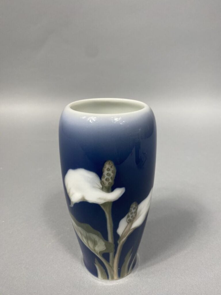 ROYAL COPENHAGUE - Lot de trois sujets en porcelaine émaillée comprenant un vas…
