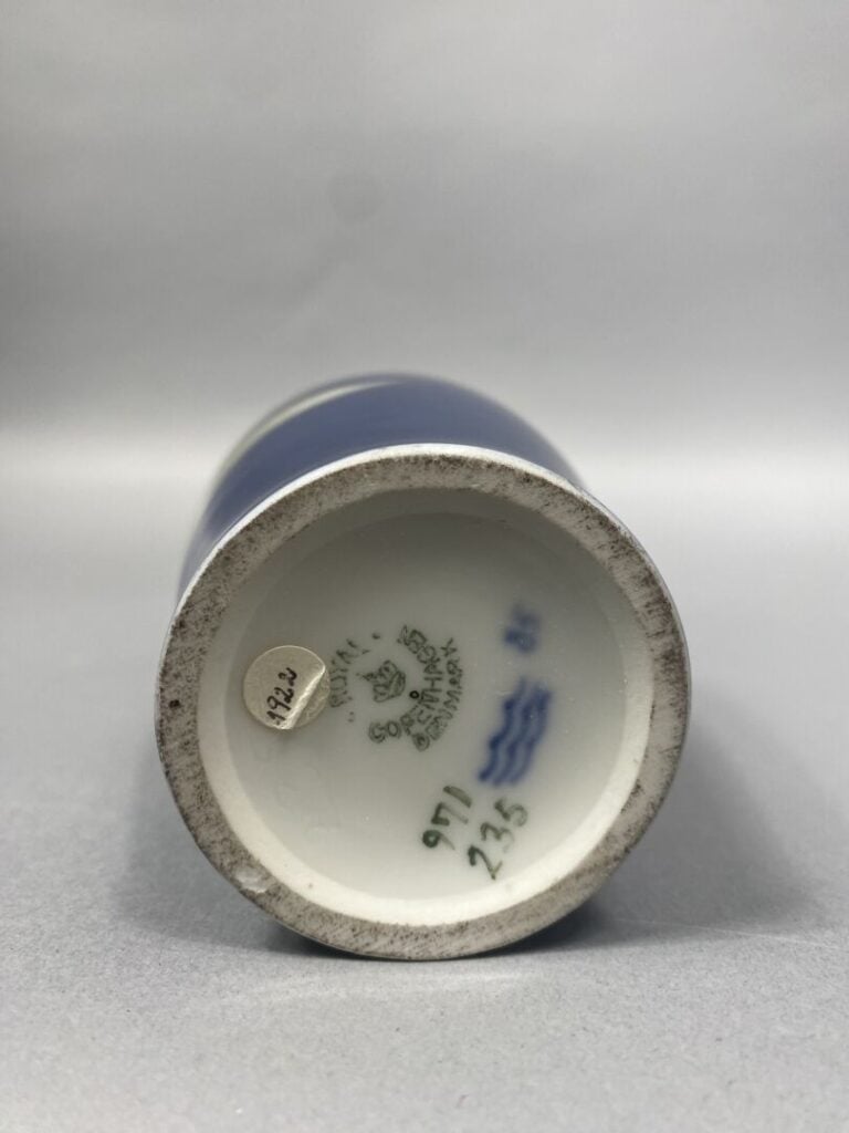 ROYAL COPENHAGUE - Lot de trois sujets en porcelaine émaillée comprenant un vas…