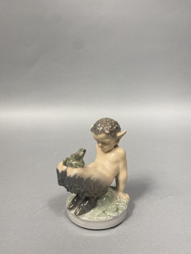 ROYAL COPENHAGUE - Lot de trois sujets en porcelaine émaillée comprenant un vas…