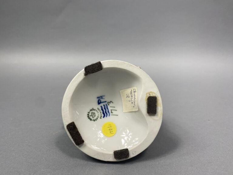 ROYAL COPENHAGUE - Lot de trois sujets en porcelaine émaillée comprenant un vas…