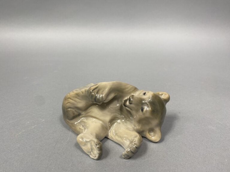 ROYAL COPENHAGUE - Lot de trois sujets en porcelaine émaillée comprenant un vas…
